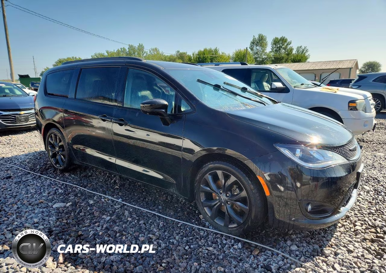 2020 Chrysler Pacifica Touring L VIN:2C4RC1BGXLR104682 - 4