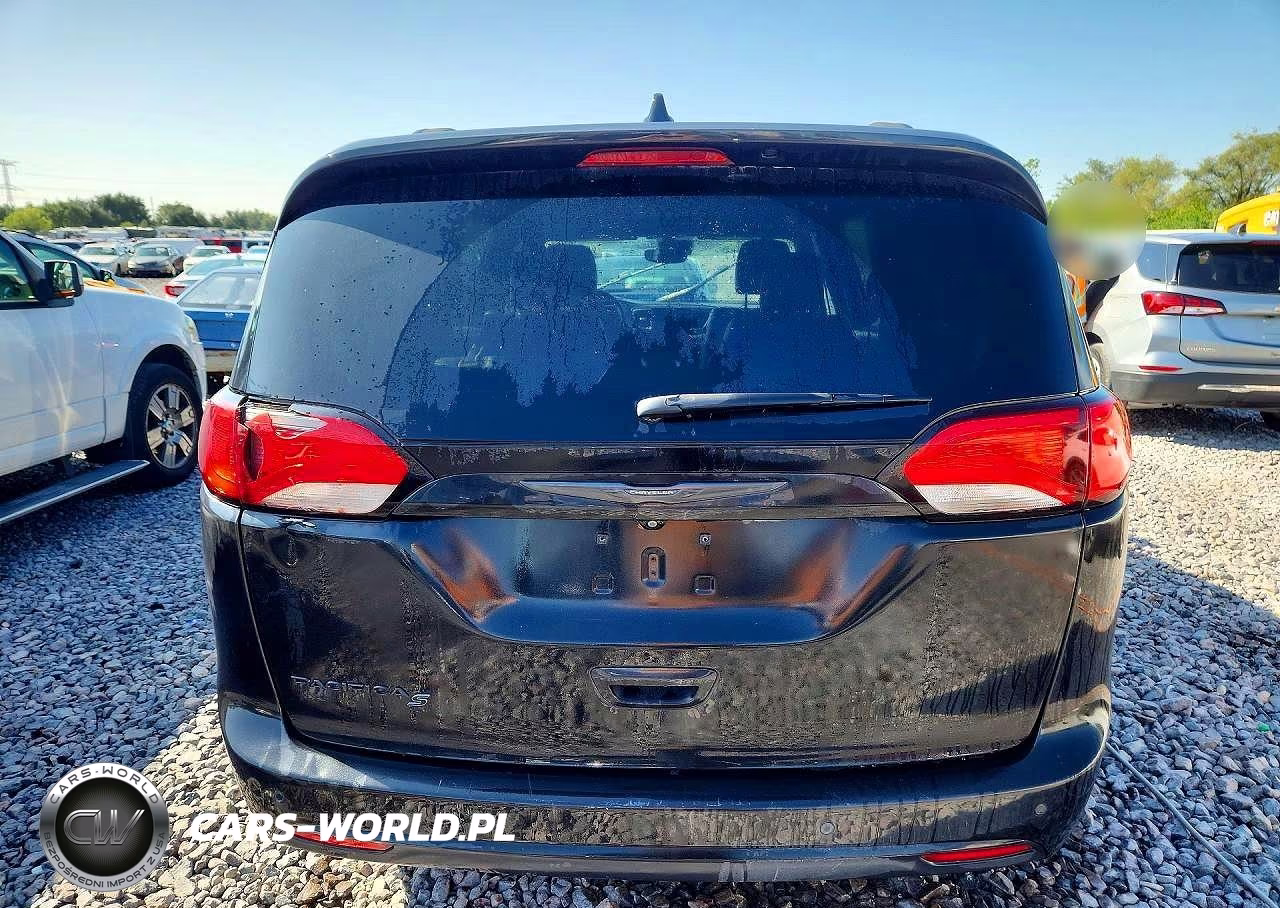 2020 Chrysler Pacifica Touring L VIN:2C4RC1BGXLR104682 - 6