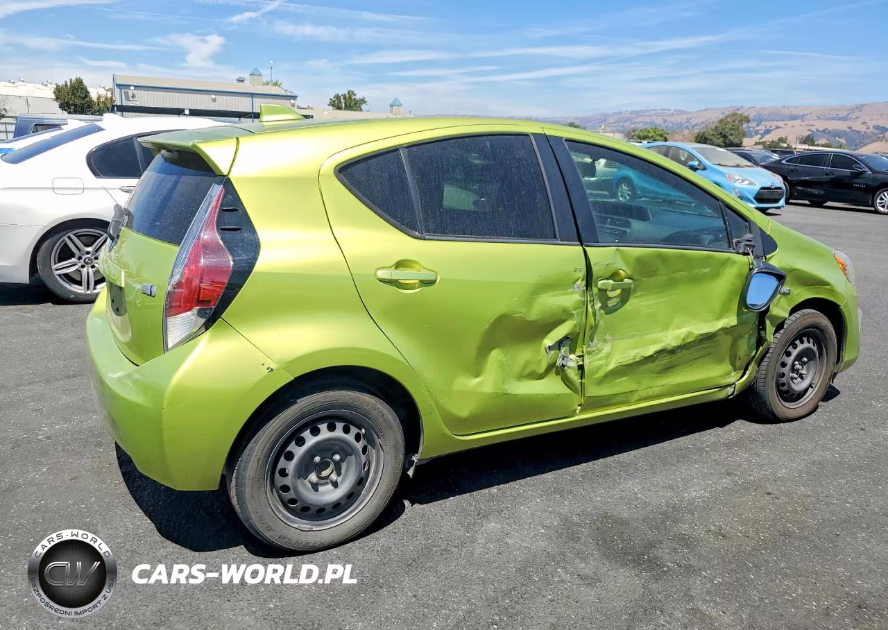 2015 Toyota Prius C One VIN:JTDKDTB37F1103327 - 3
