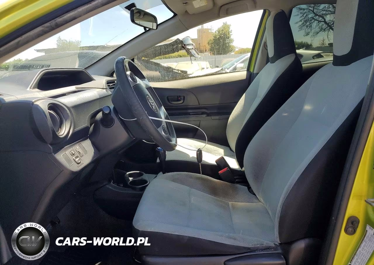 2015 Toyota Prius C One VIN:JTDKDTB37F1103327 - 7