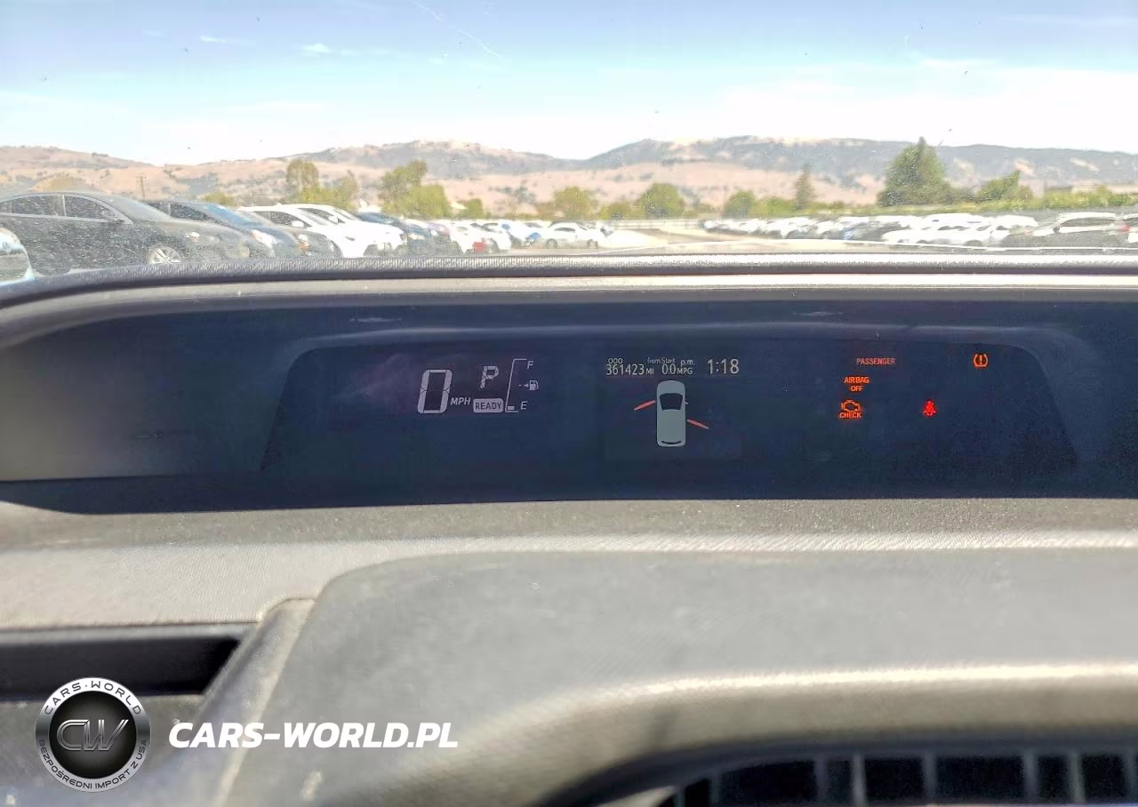 2015 Toyota Prius C One VIN:JTDKDTB37F1103327 - 9