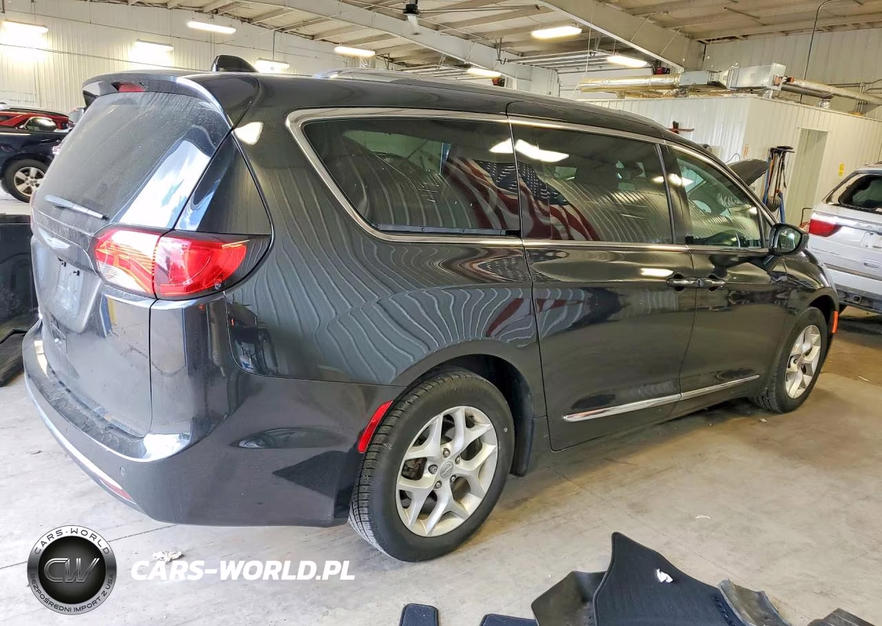 2018 Chrysler Pacifica Touring L VIN:2C4RC1BG1JR103871 - 3