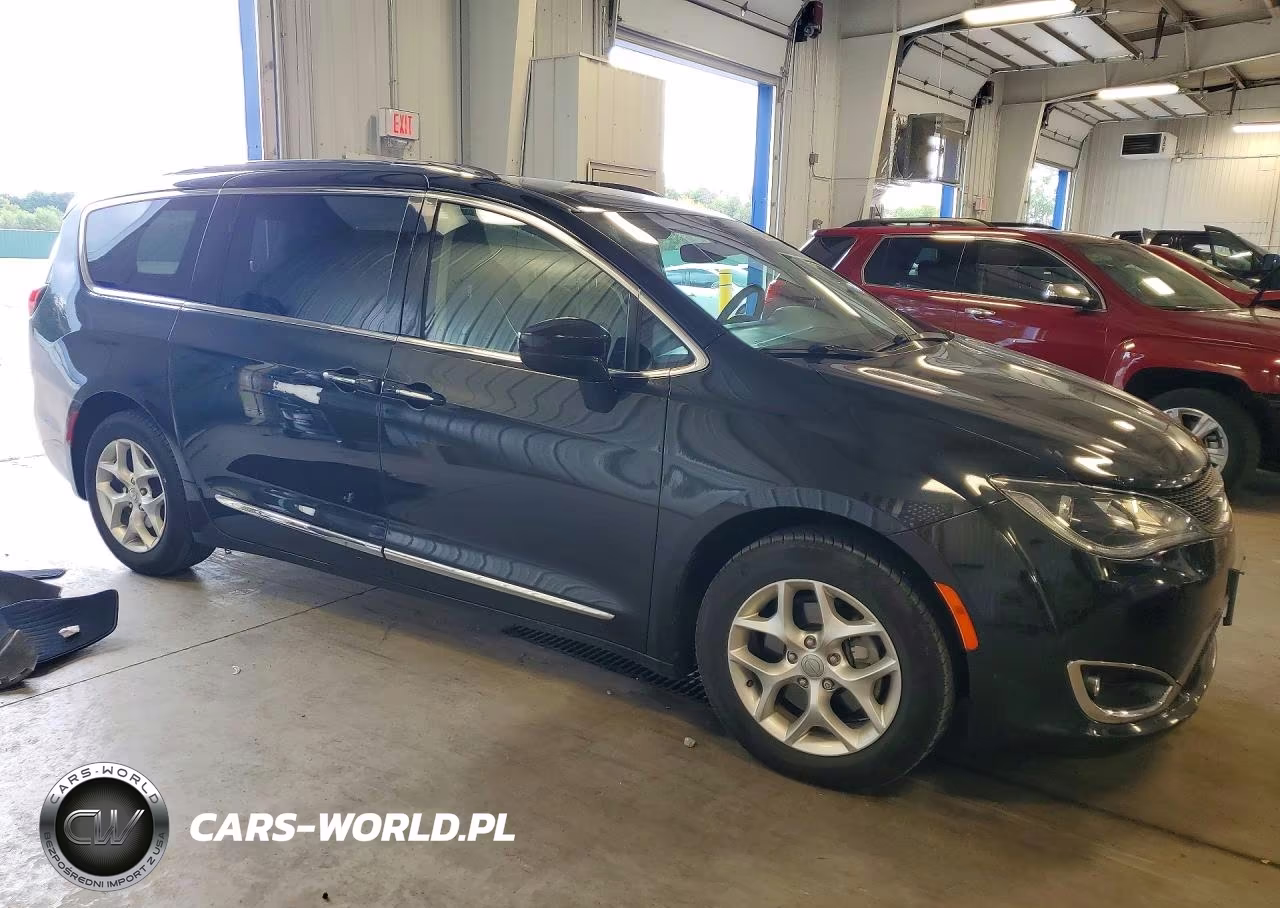 2018 Chrysler Pacifica Touring L VIN:2C4RC1BG1JR103871 - 4