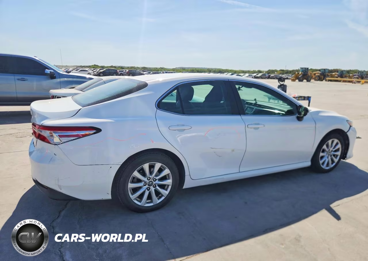 2018 Toyota Camry Le VIN:4T1B11HK5JU514465 - 3