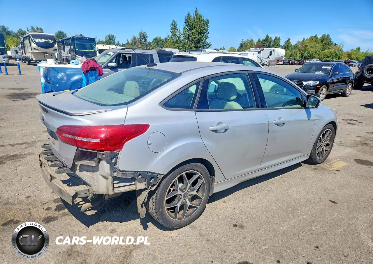 2015 Ford Focus Se VIN:1FADP3F20FL268017 - 3