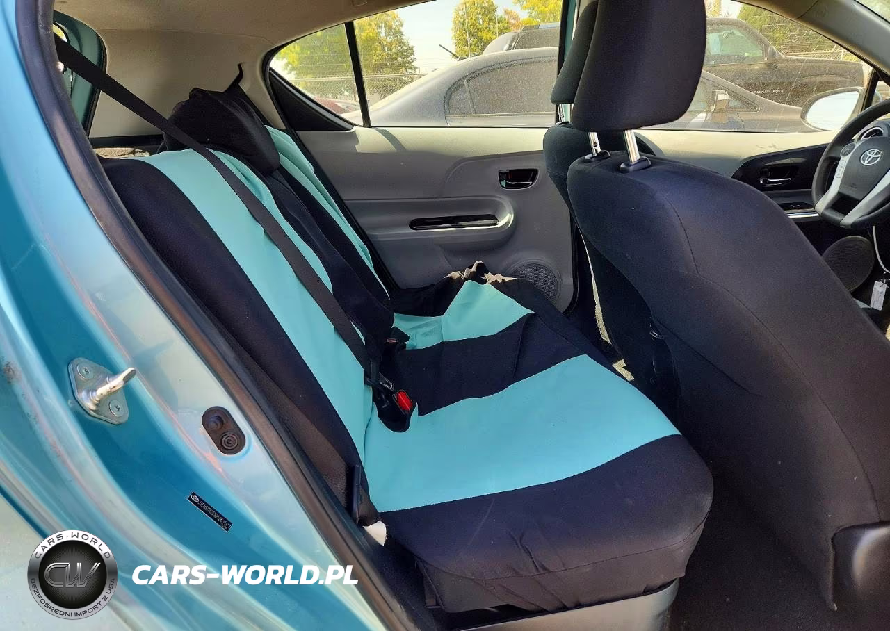 2013 Toyota Prius C Three VIN:JTDKDTB33D1051577 - 10