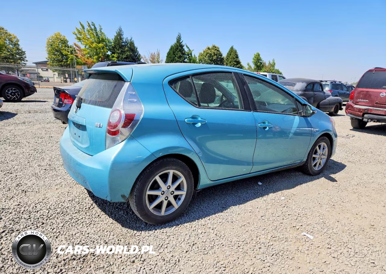 2013 Toyota Prius C Three VIN:JTDKDTB33D1051577 - 3