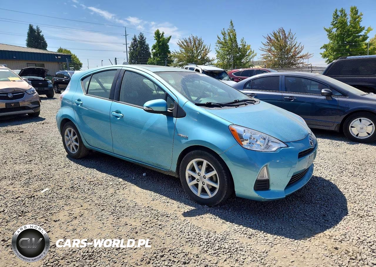 2013 Toyota Prius C Three VIN:JTDKDTB33D1051577 - 4
