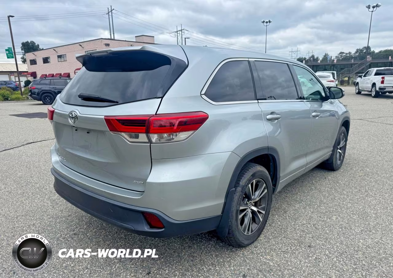 2018 Toyota Highlander Le VIN:5TDBZRFH7JS845989 - 4