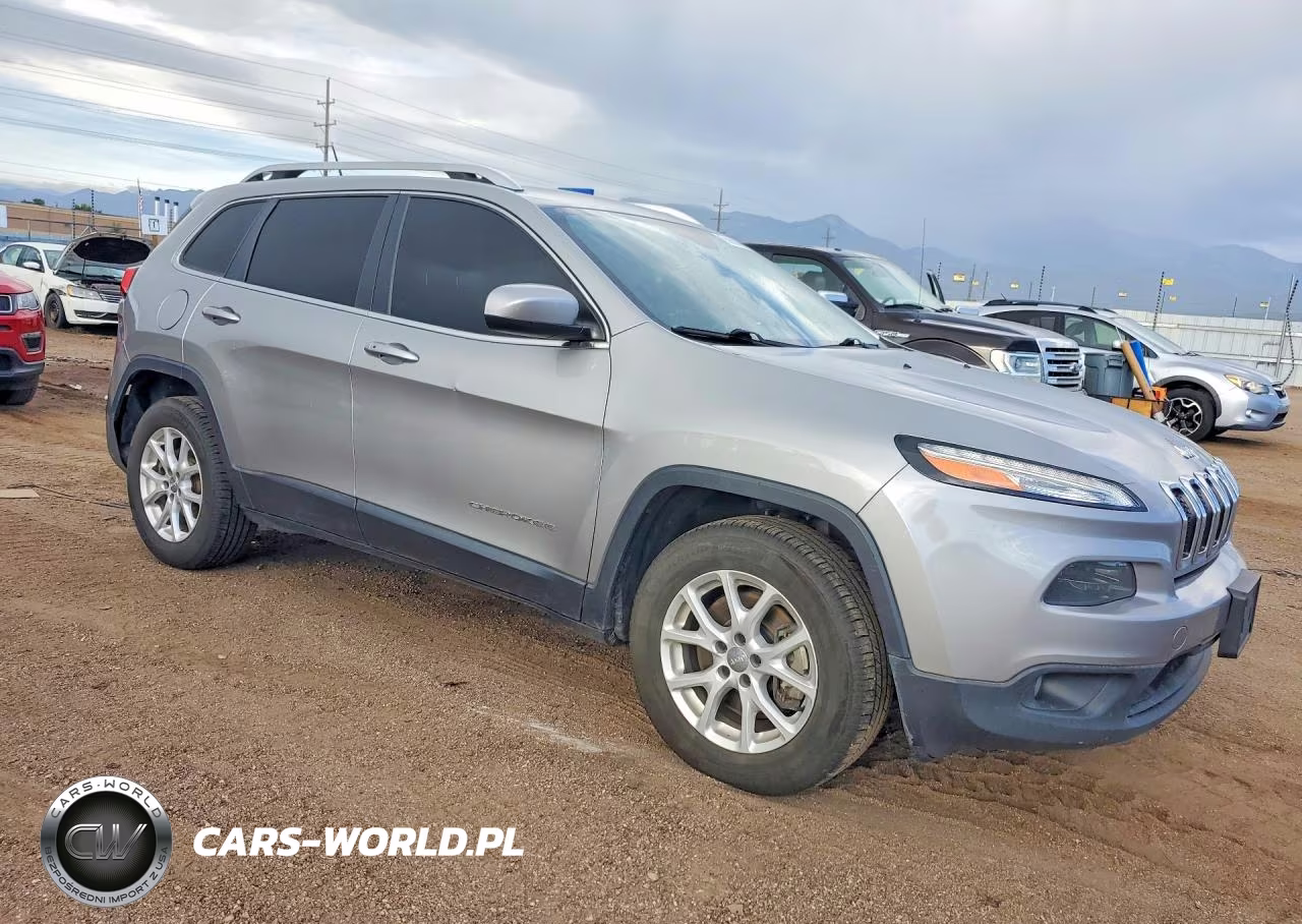 2015 Jeep Cherokee Latitude VIN:1C4PJMCS7FW546719 - 4
