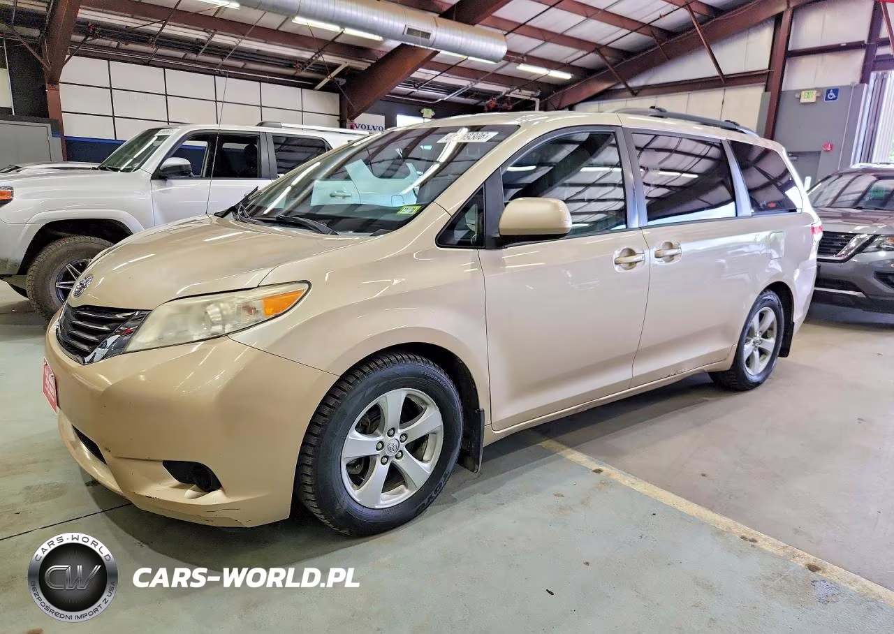 2013 Toyota Sienna Le – zdjęcie 1 z 13