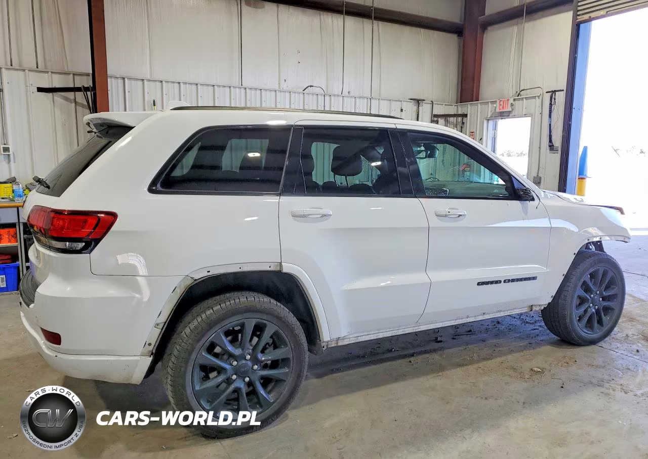 2018 Jeep Grand Cherokee Laredo VIN:1C4RJFAG8JC300081 - 3