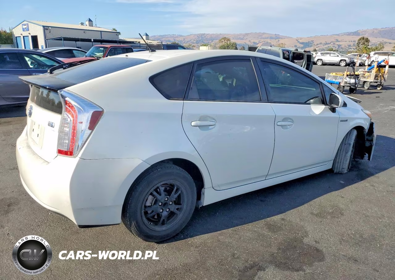 2015 Toyota Prius Two VIN:JTDKN3DU6F0456487 - 3