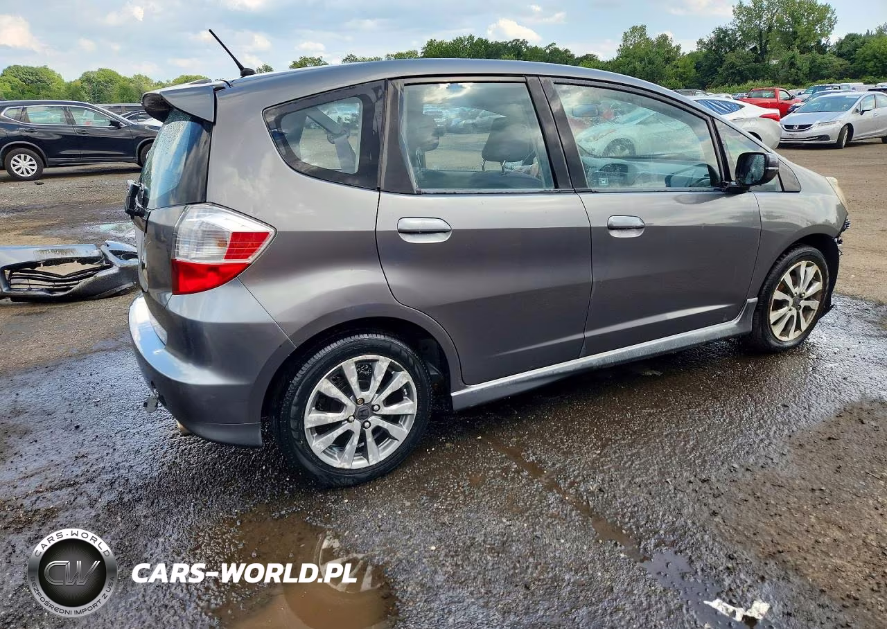 2013 Honda Fit Sport VIN:JHMGE8H55DC057134 - 3