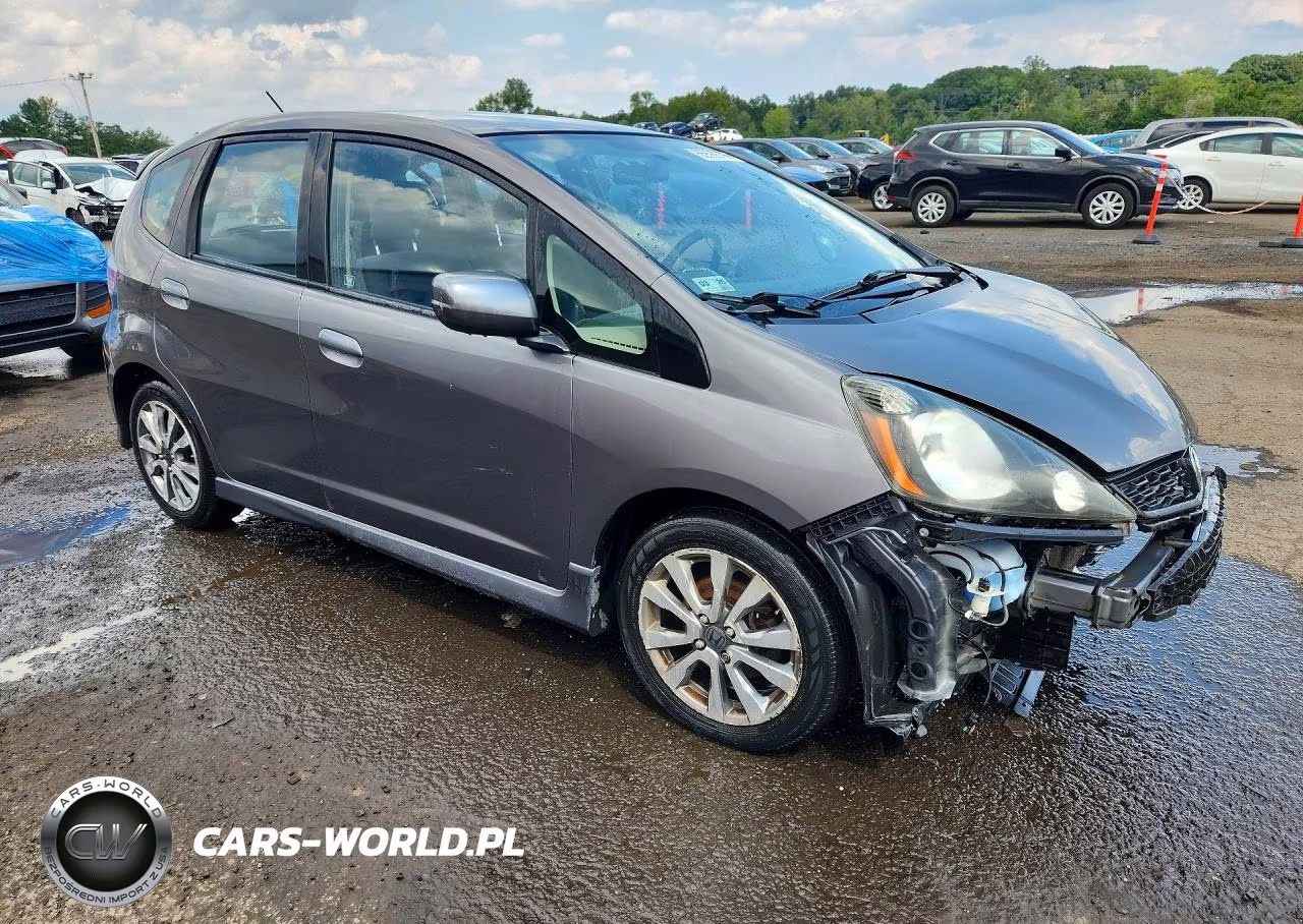 2013 Honda Fit Sport VIN:JHMGE8H55DC057134 - 4