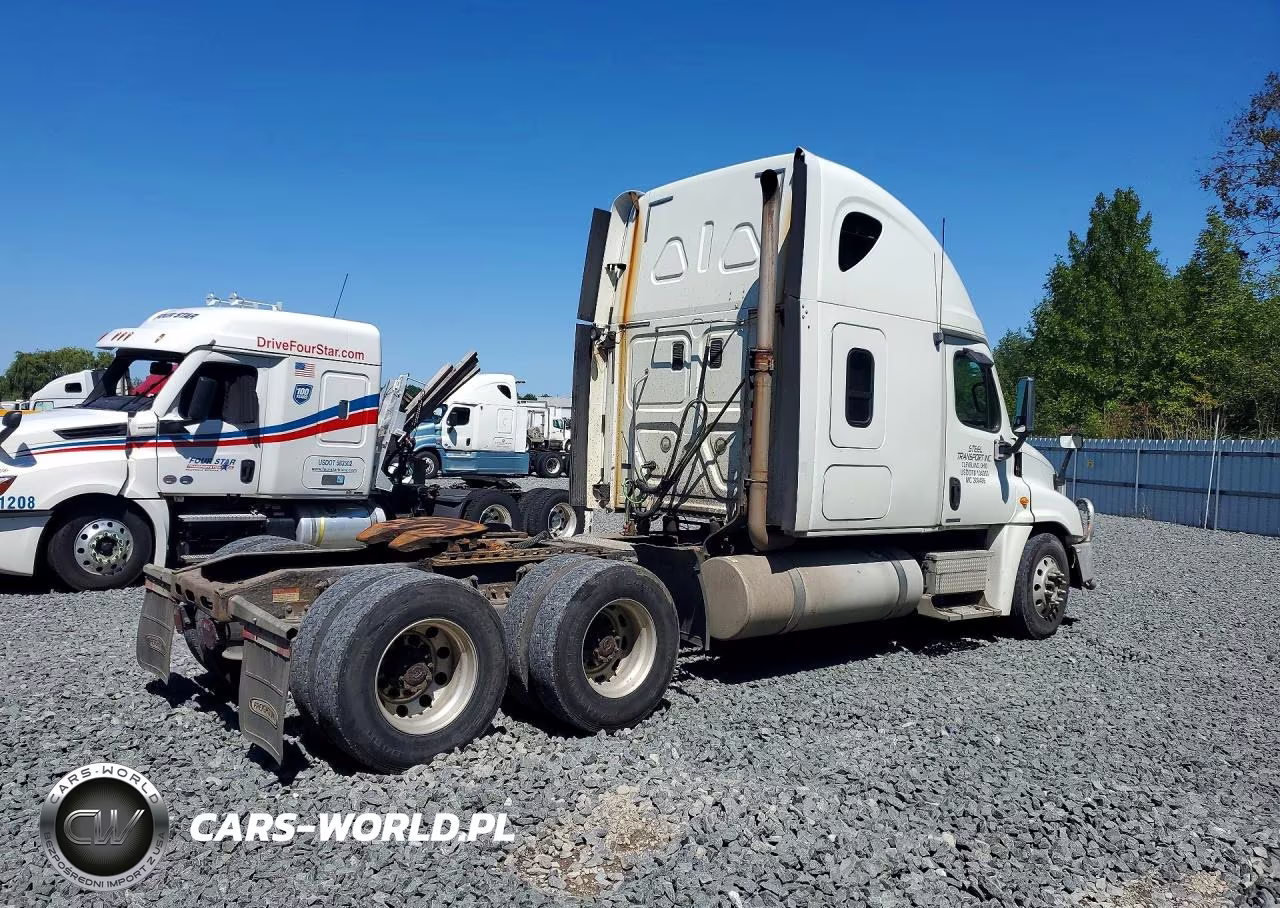 2008 Freightliner Cascadia 1 - Truck Chassis VIN:1FUJGLCK48LZ65901 - 3