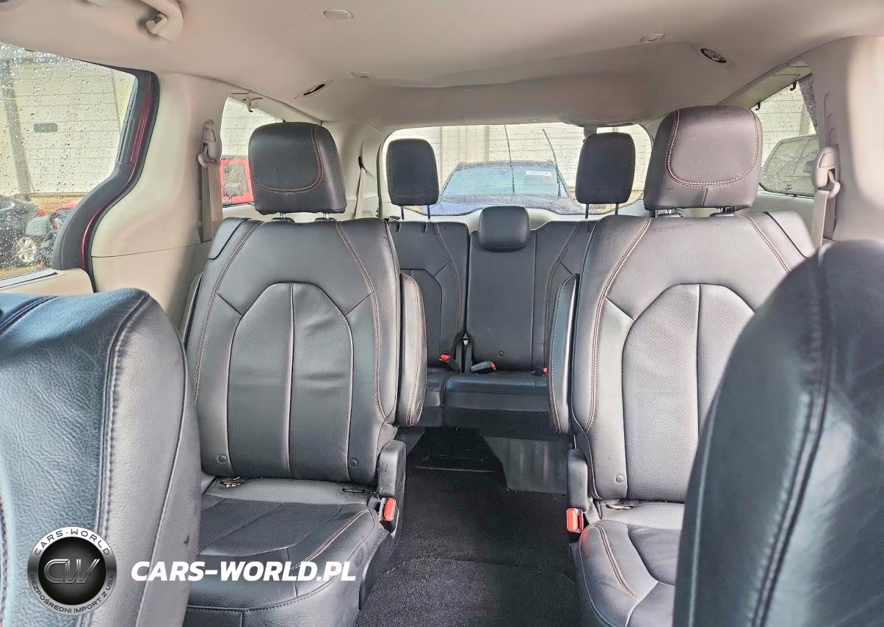 2018 Chrysler Pacifica Touring L VIN:2C4RC1BG1JR182748 - 10