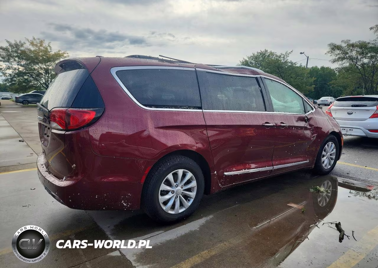 2018 Chrysler Pacifica Touring L VIN:2C4RC1BG1JR182748 - 3