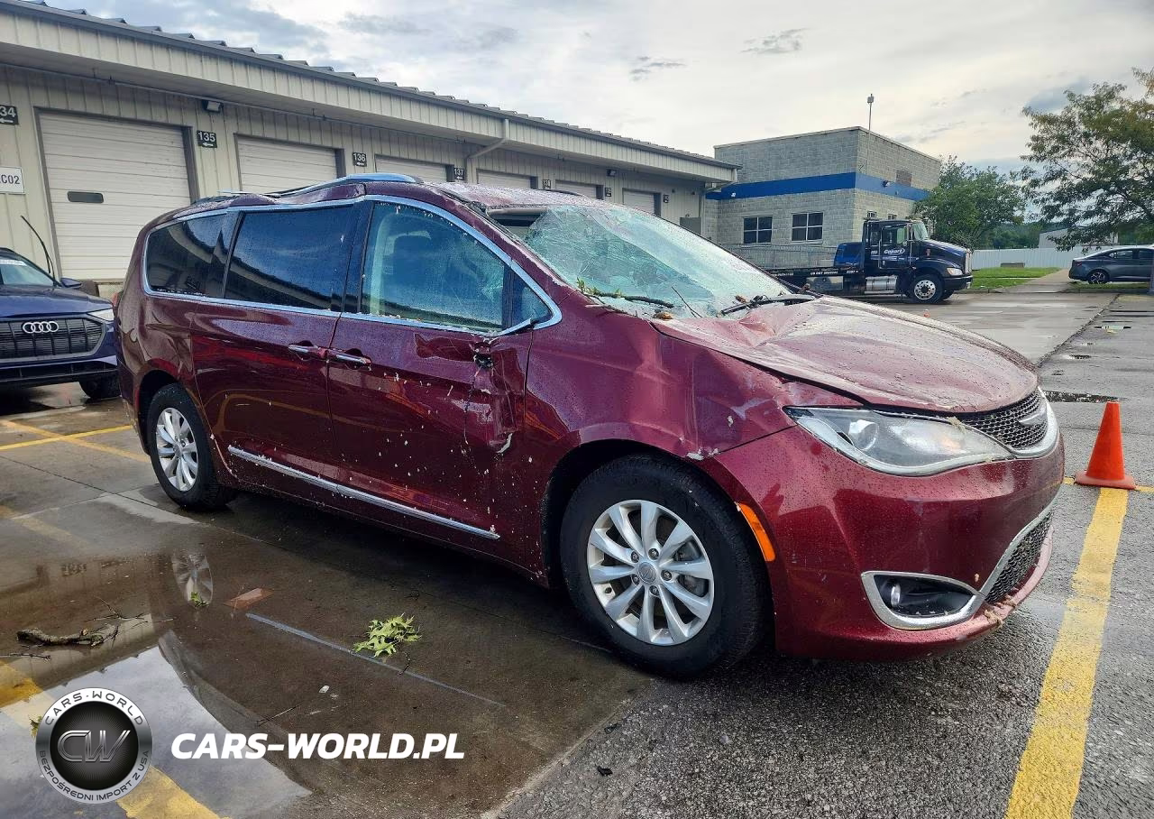 2018 Chrysler Pacifica Touring L VIN:2C4RC1BG1JR182748 - 4