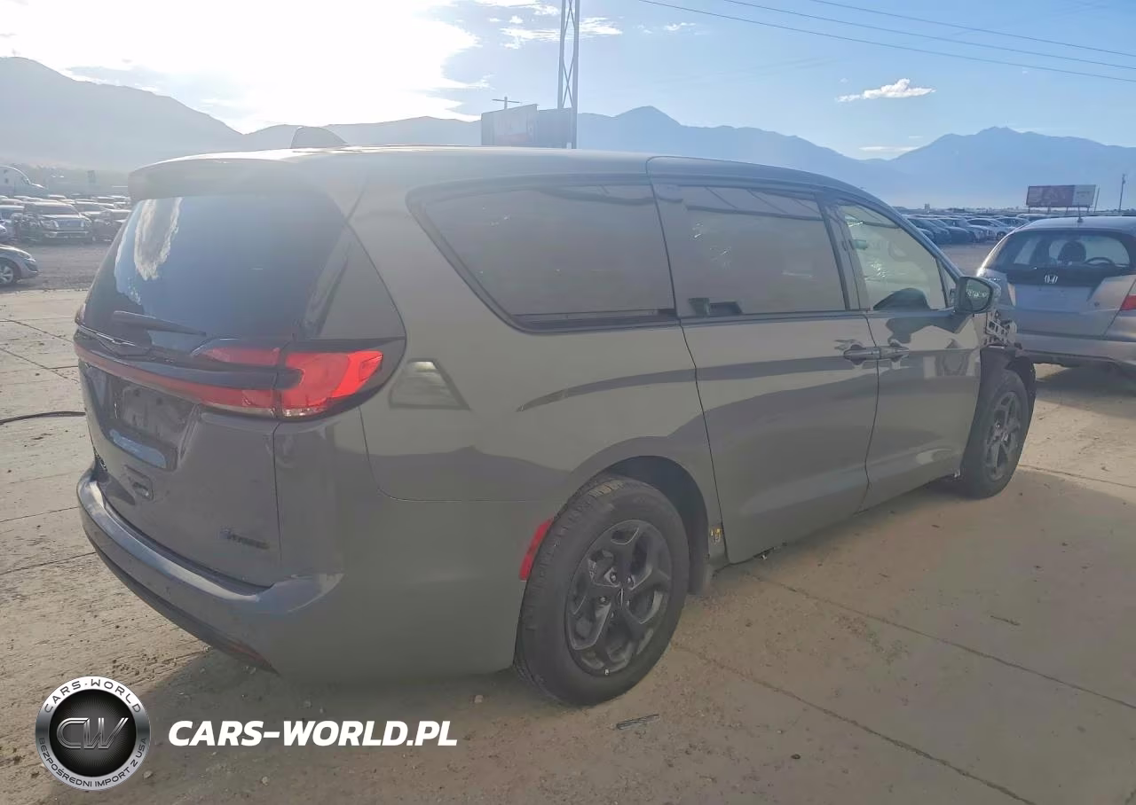 2022 Chrysler Pacifica Hybrid Touring L VIN:2C4RC1L70NR130516 - 3