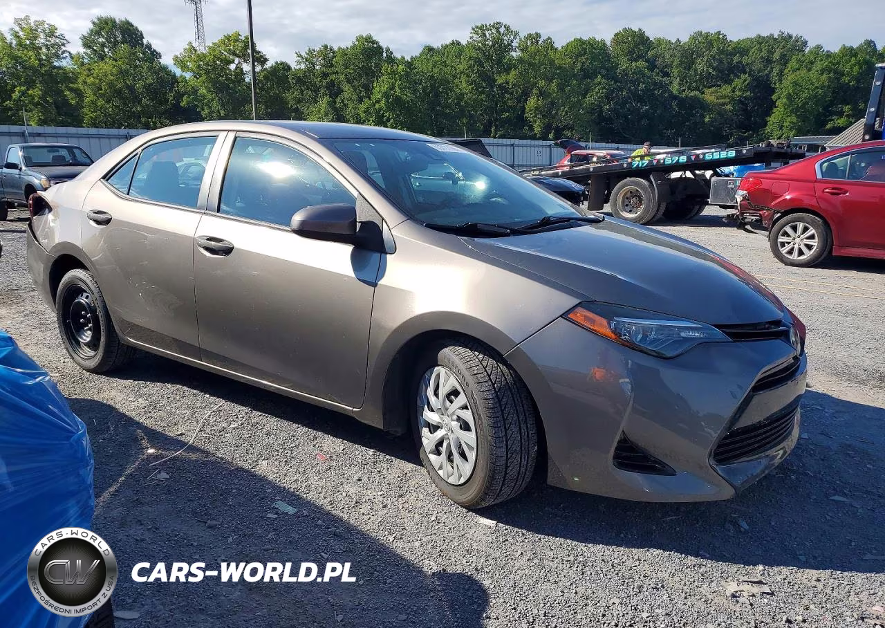 2018 Toyota Corolla Le VIN:2T1BURHE9JC067818 - 4