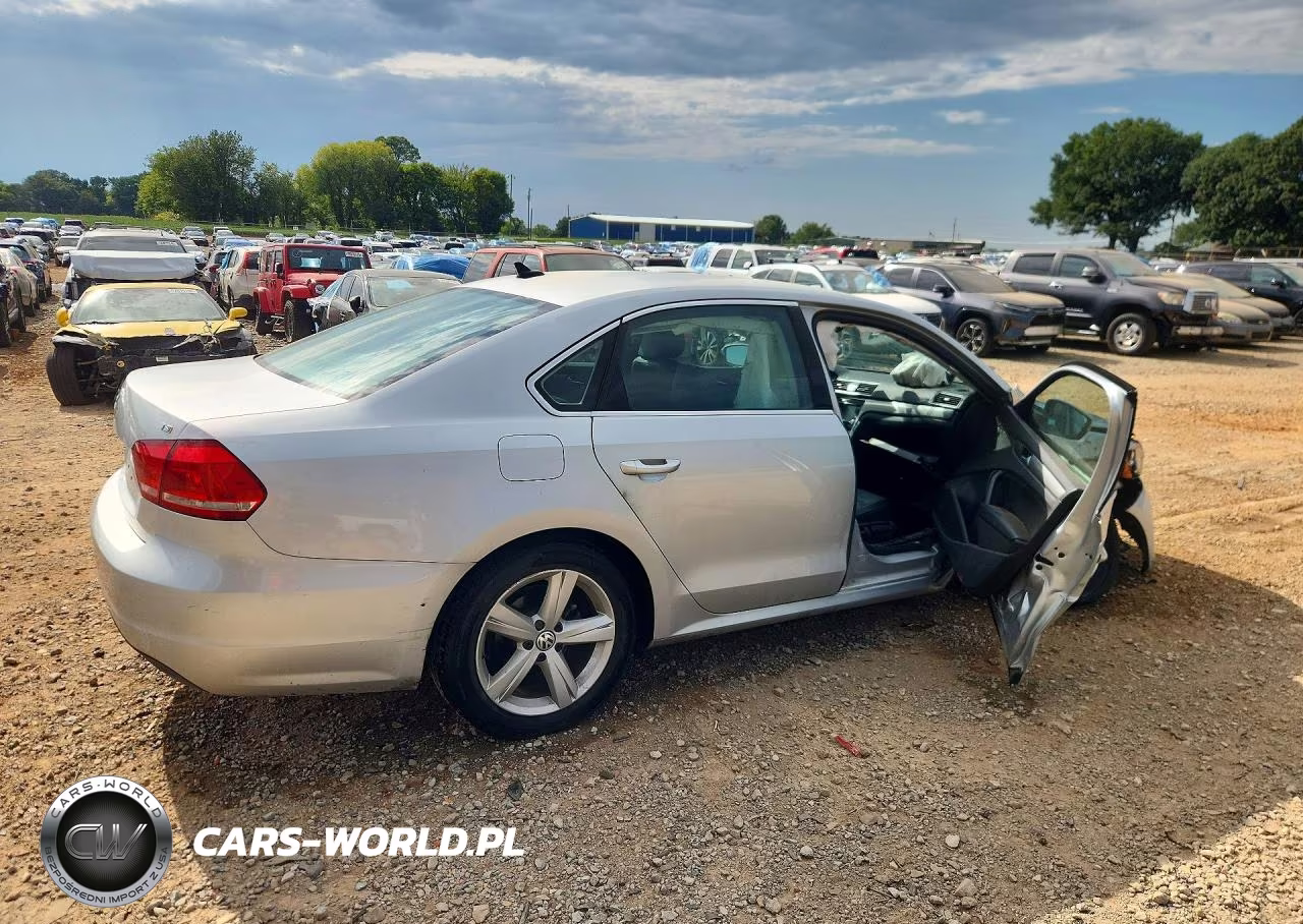 2015 Volkswagen Passat S VIN:1VWAT7A3XFC111558 - 3