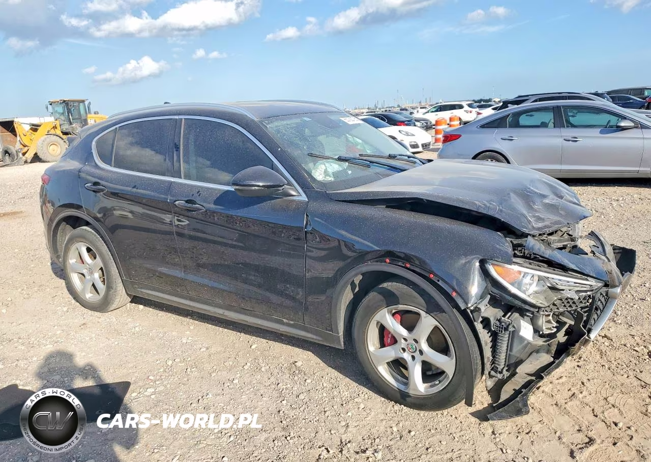 2018 Alfa Romeo Stelvio VIN:ZASFAKANXJ7B82206 - 4
