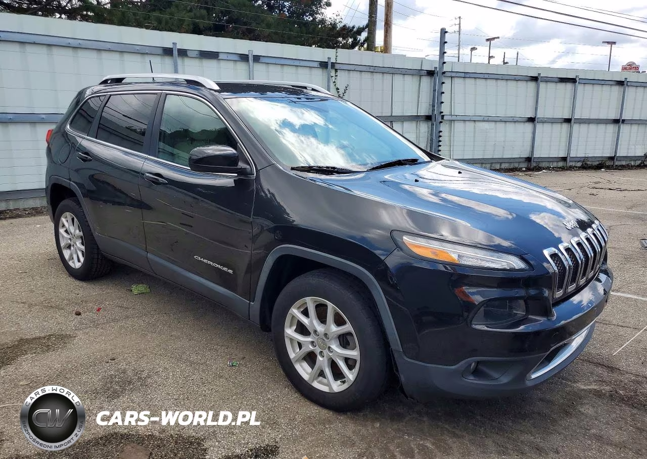 2016 Jeep Cherokee Latitude VIN:1C4PJLCS2GW207894 - 4