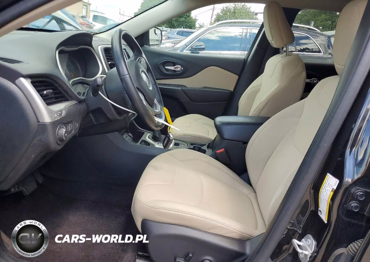 2016 Jeep Cherokee Latitude VIN:1C4PJLCS2GW207894 - 7