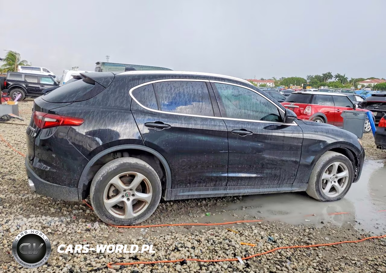 2018 Alfa Romeo Stelvio VIN:ZASFAKAN7J7B87945 - 3