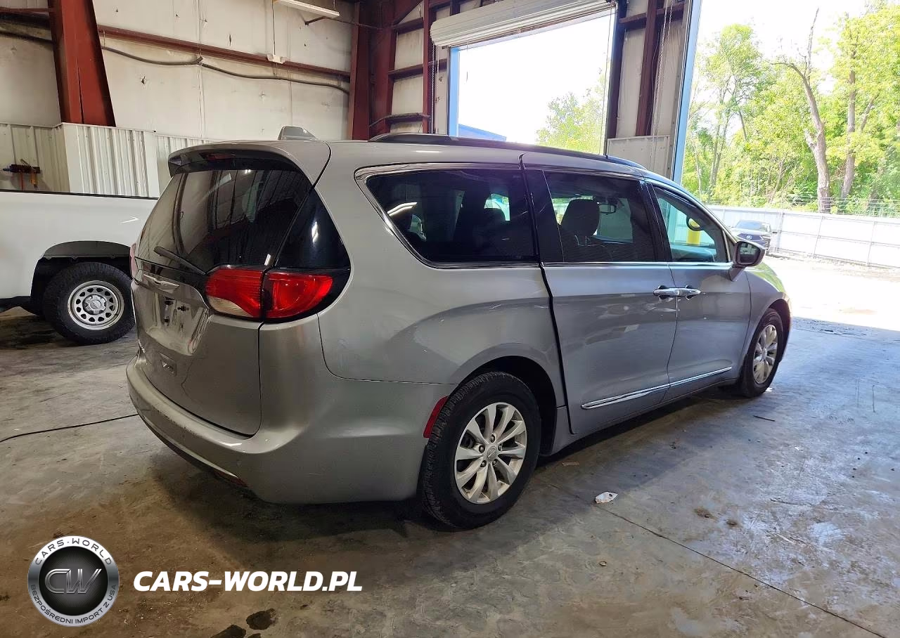 2017 Chrysler Pacifica Touring L VIN:2C4RC1BG6HR609920 - 3