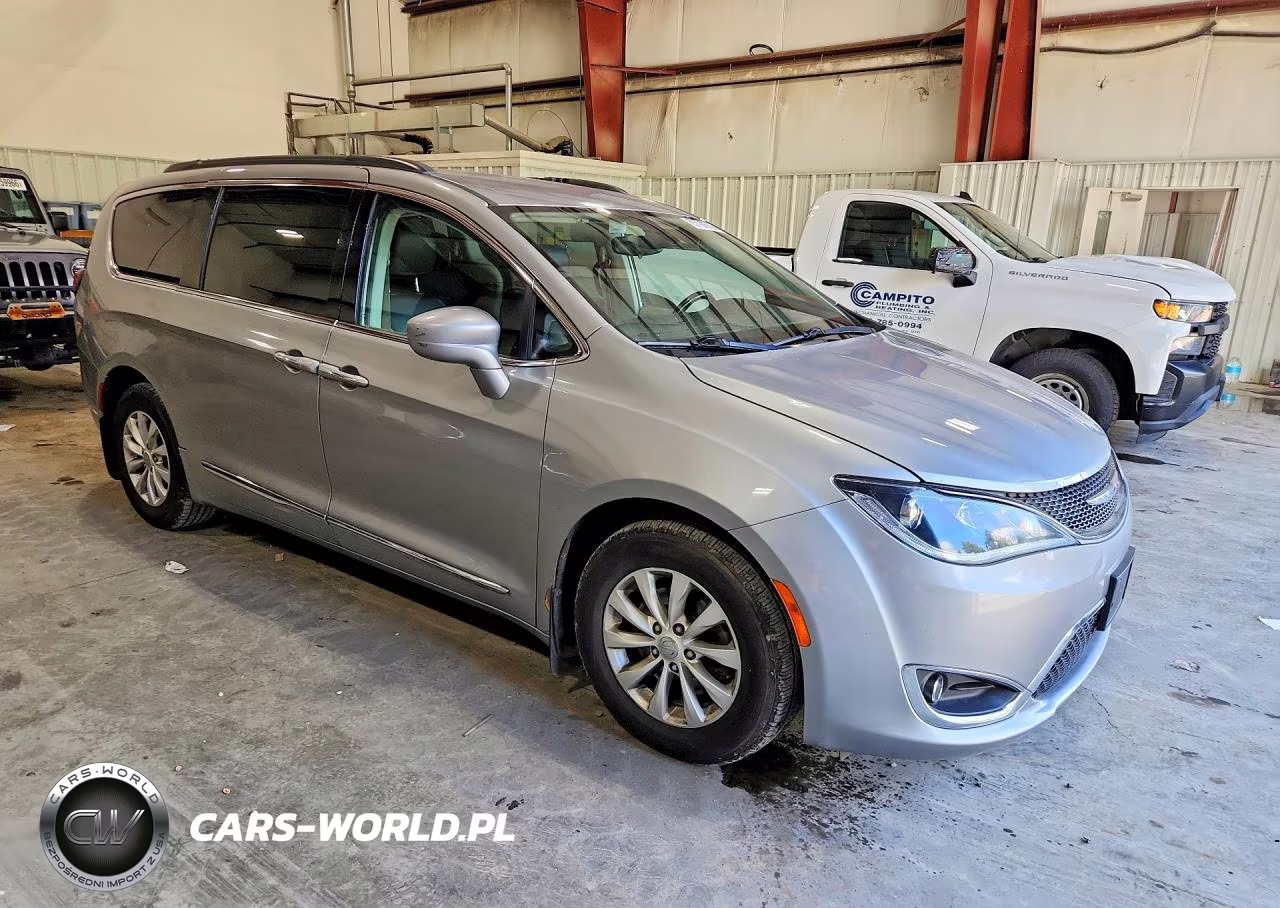 2017 Chrysler Pacifica Touring L VIN:2C4RC1BG6HR609920 - 4