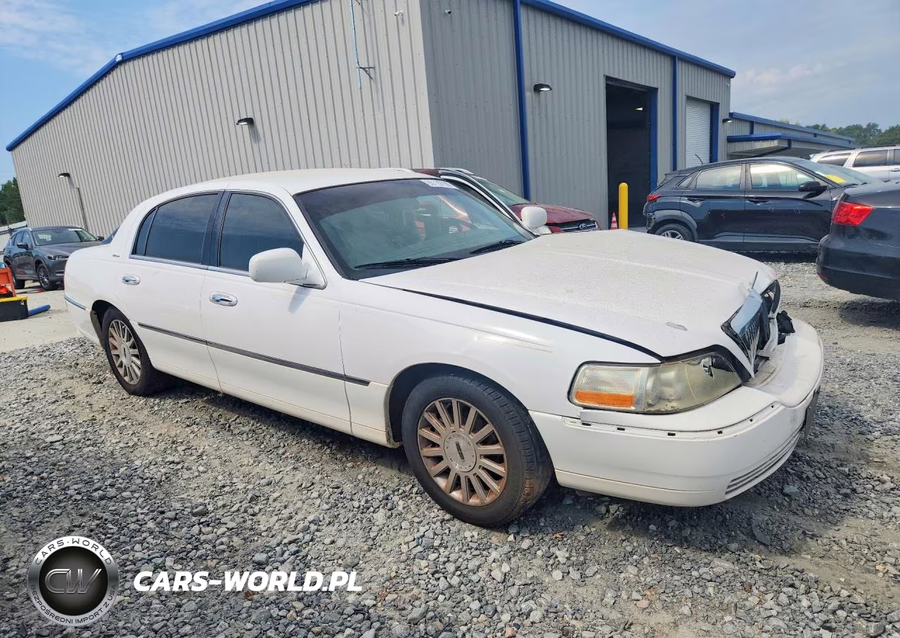2003 Lincoln Town Car Executive VIN:1LNHM81W13Y626697 - 4