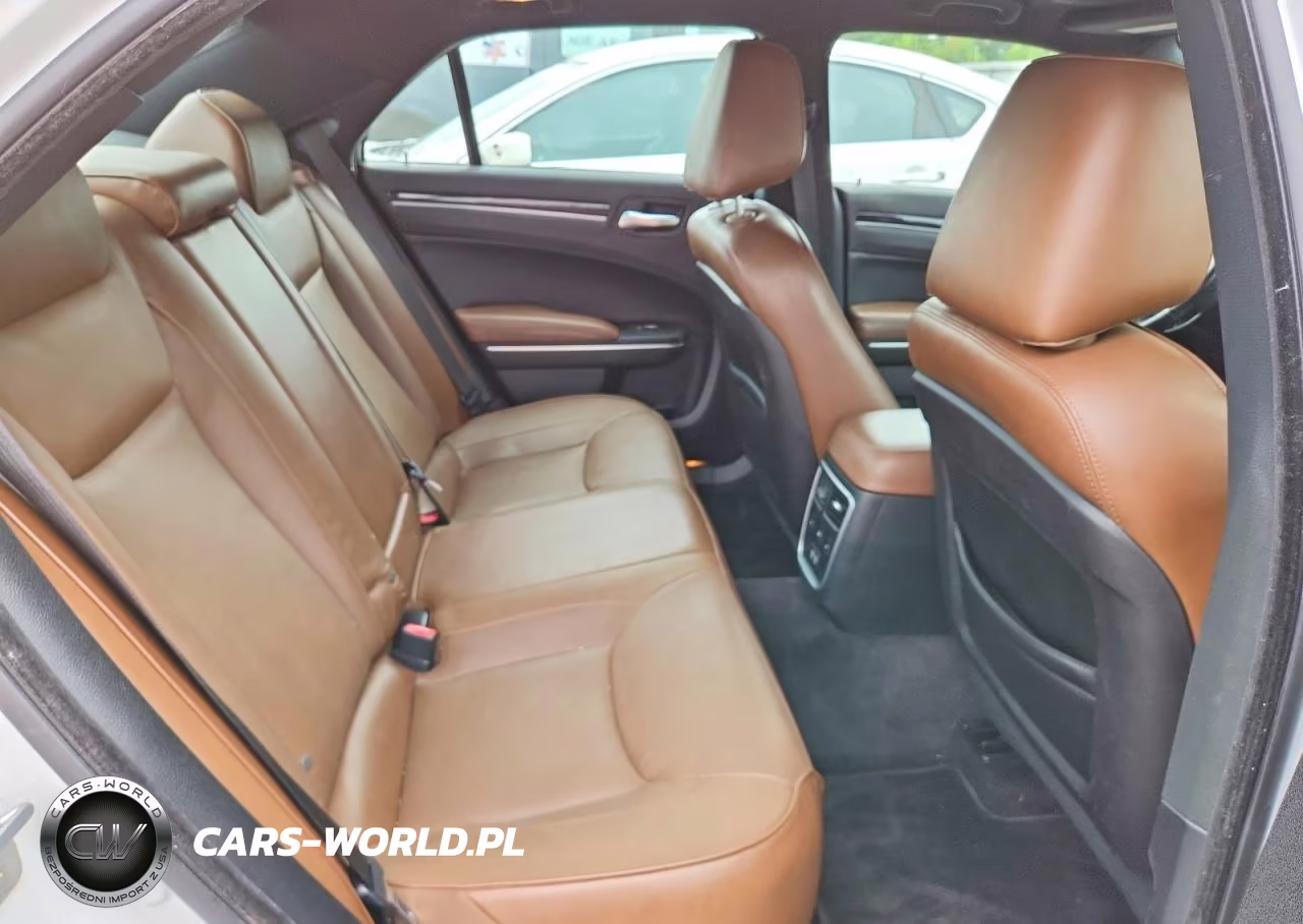 2018 Chrysler 300 Limited VIN:2C3CCAKG6JH214741 - 10
