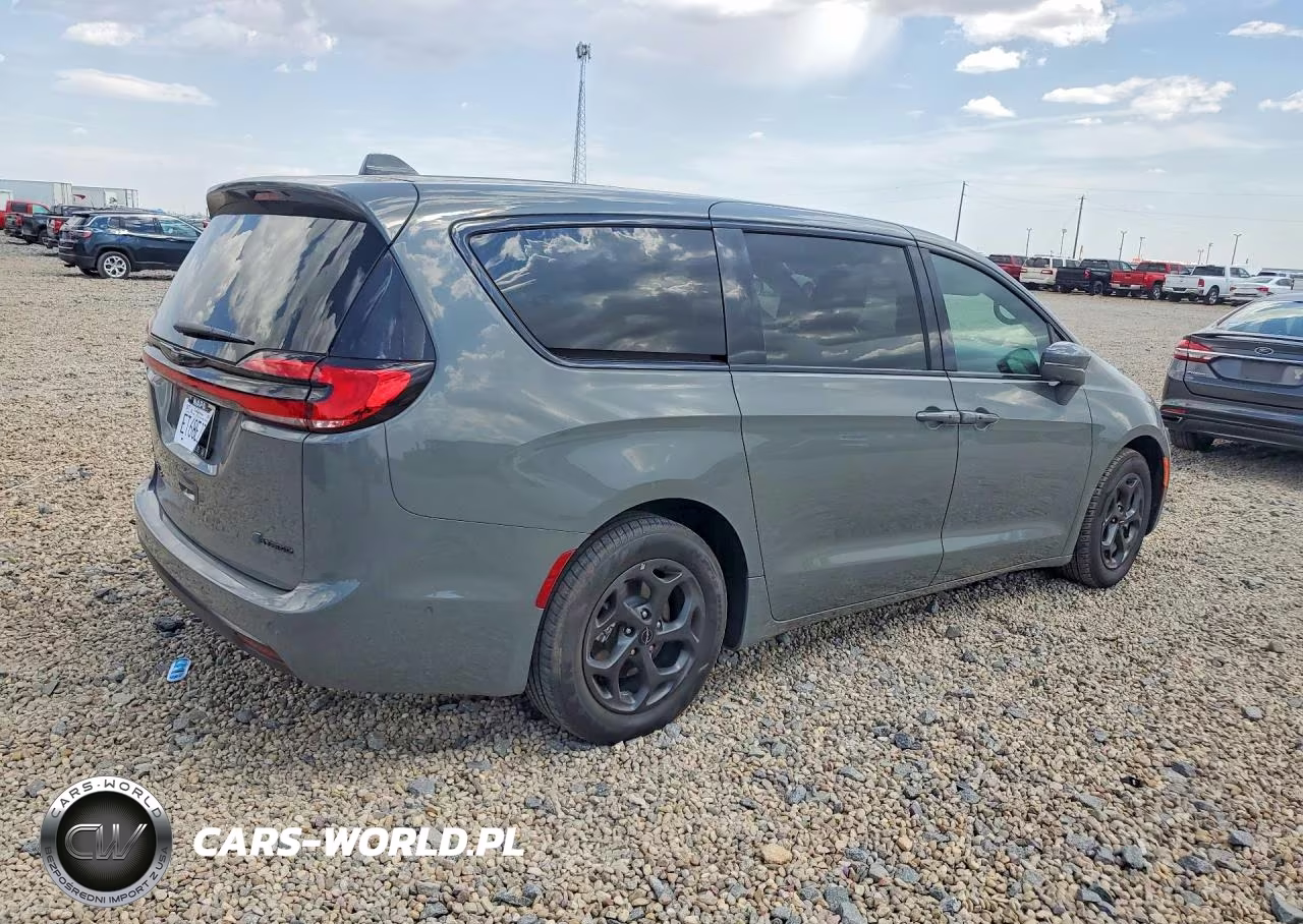 2022 Chrysler Pacifica Hybrid Limited VIN:2C4RC1S78NR130846 - 3