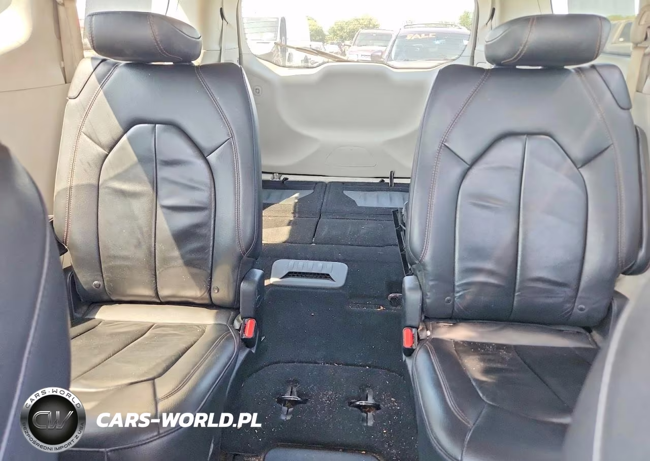 2017 Chrysler Pacifica Touring L VIN:2C4RC1BG0HR810275 - 10