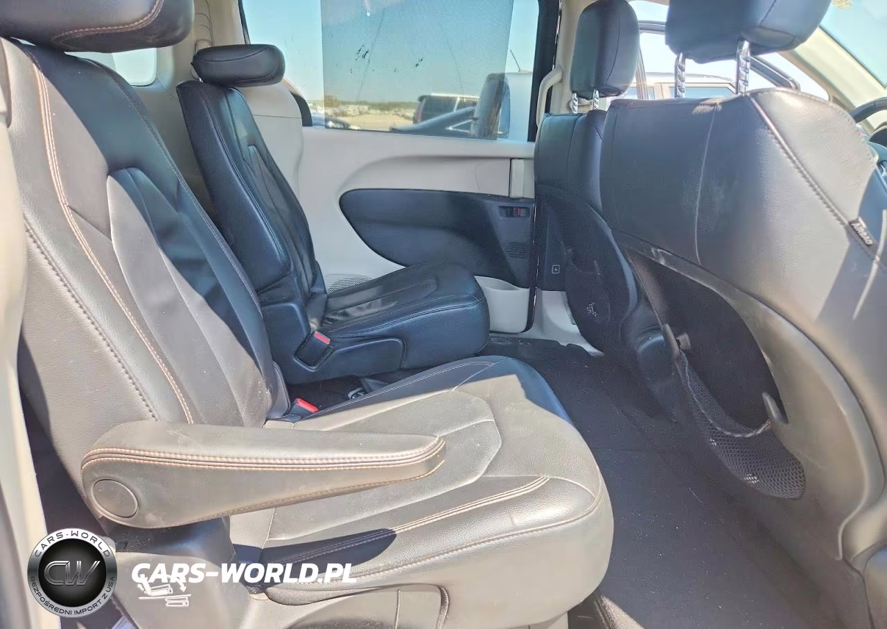 2017 Chrysler Pacifica Touring L VIN:2C4RC1BG0HR810275 - 11