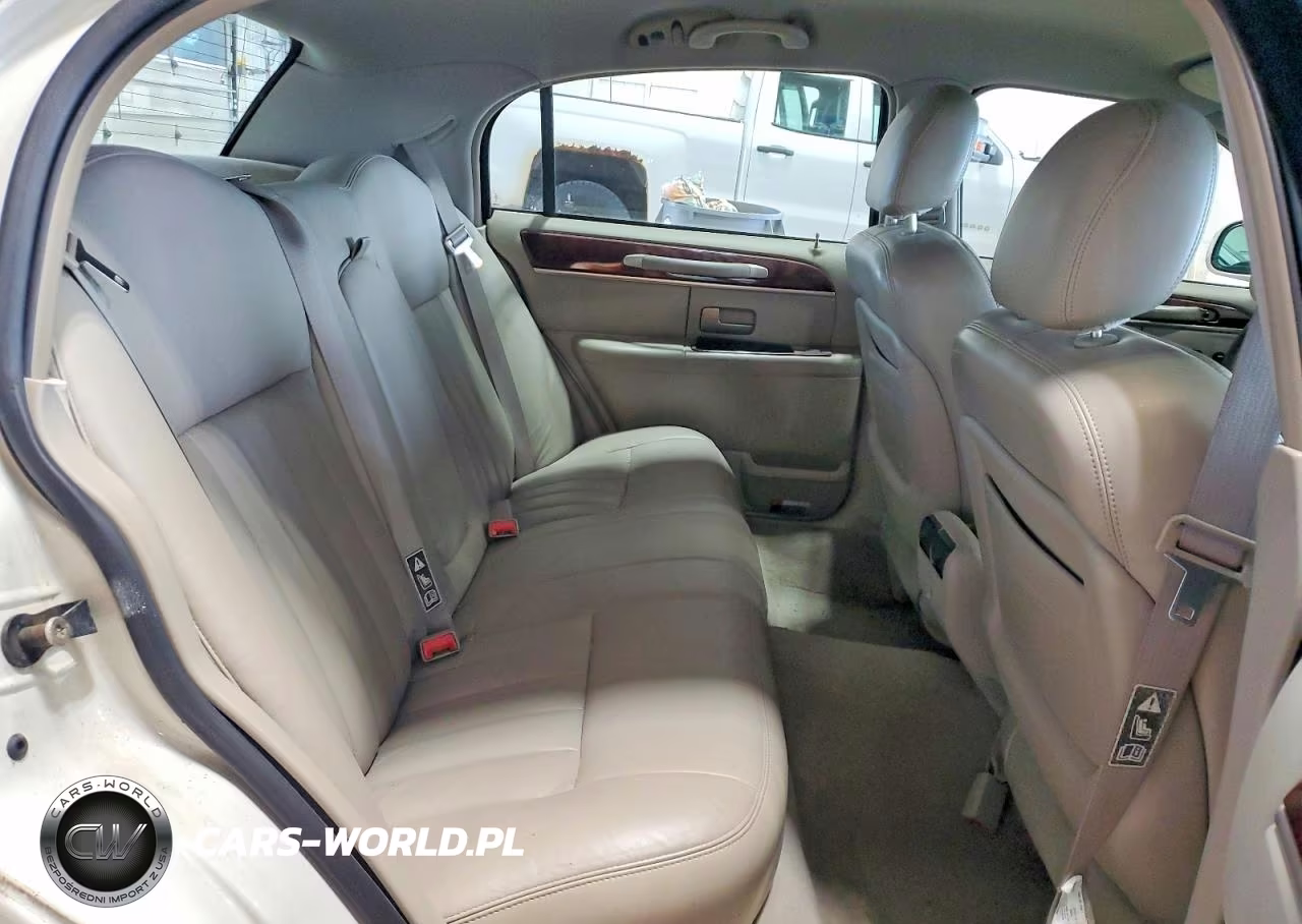 2003 Lincoln Town Car Executive VIN:1LNHM81W23Y670143 - 10