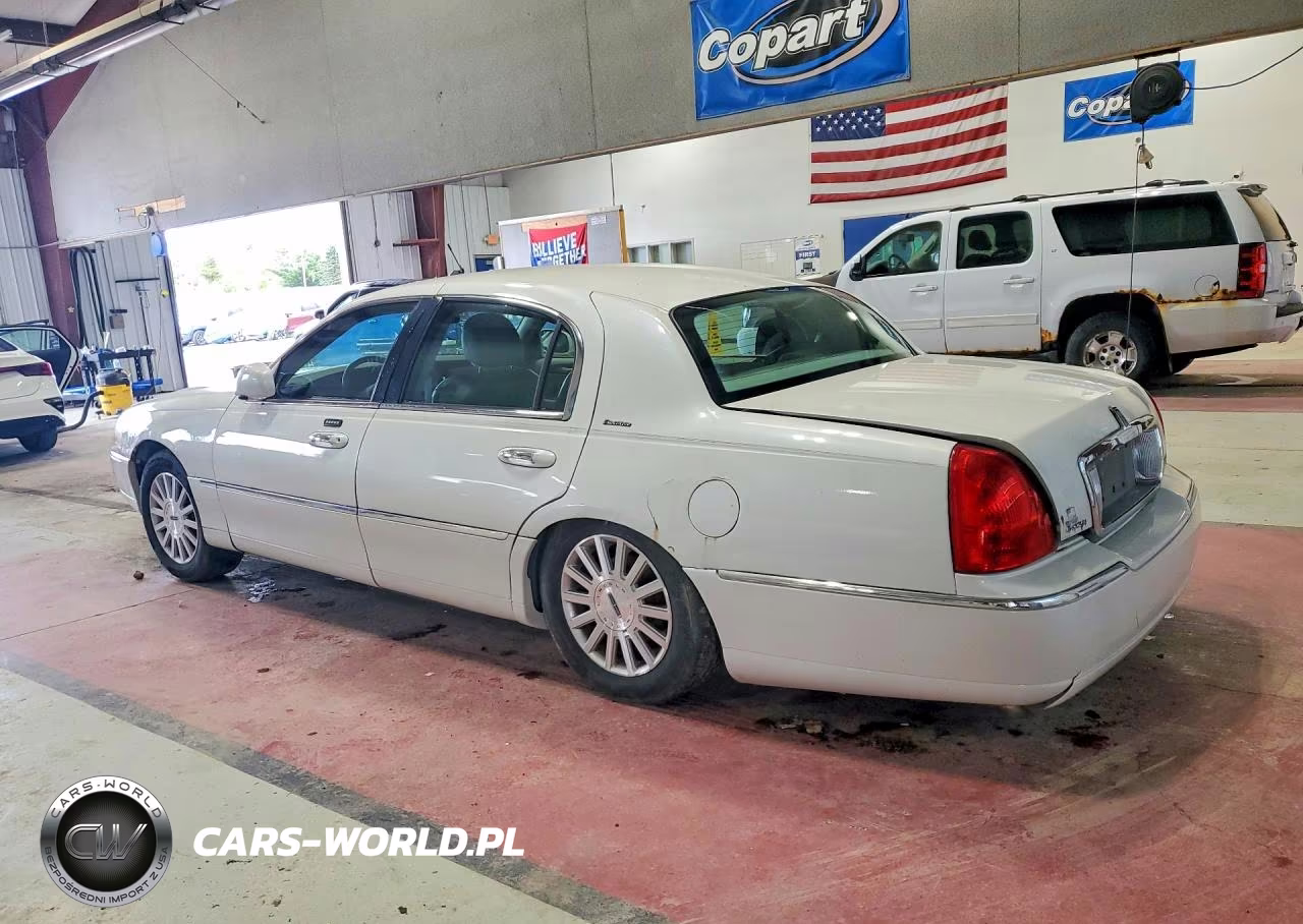 2003 Lincoln Town Car Executive VIN:1LNHM81W23Y670143 - 2