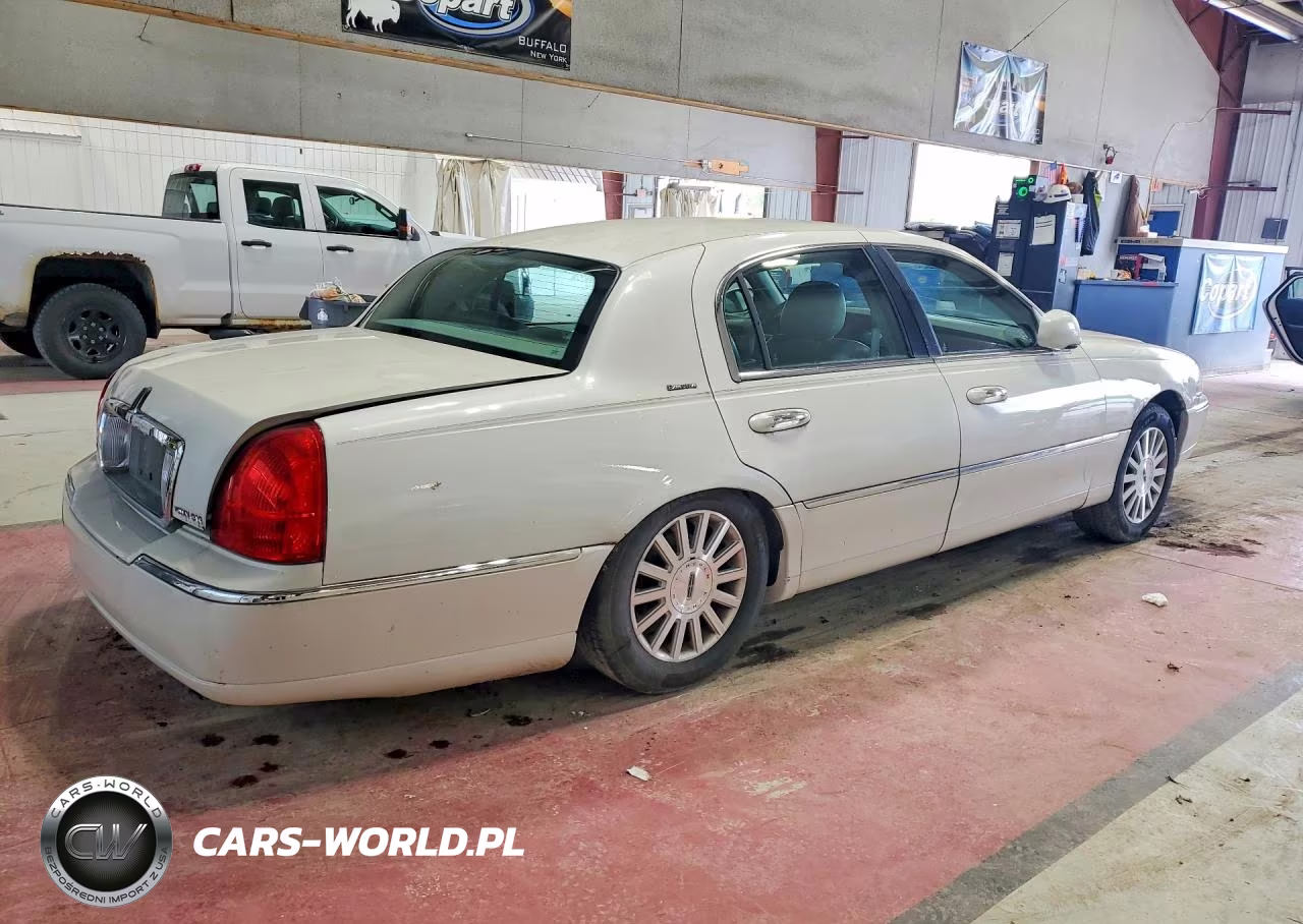 2003 Lincoln Town Car Executive VIN:1LNHM81W23Y670143 - 3