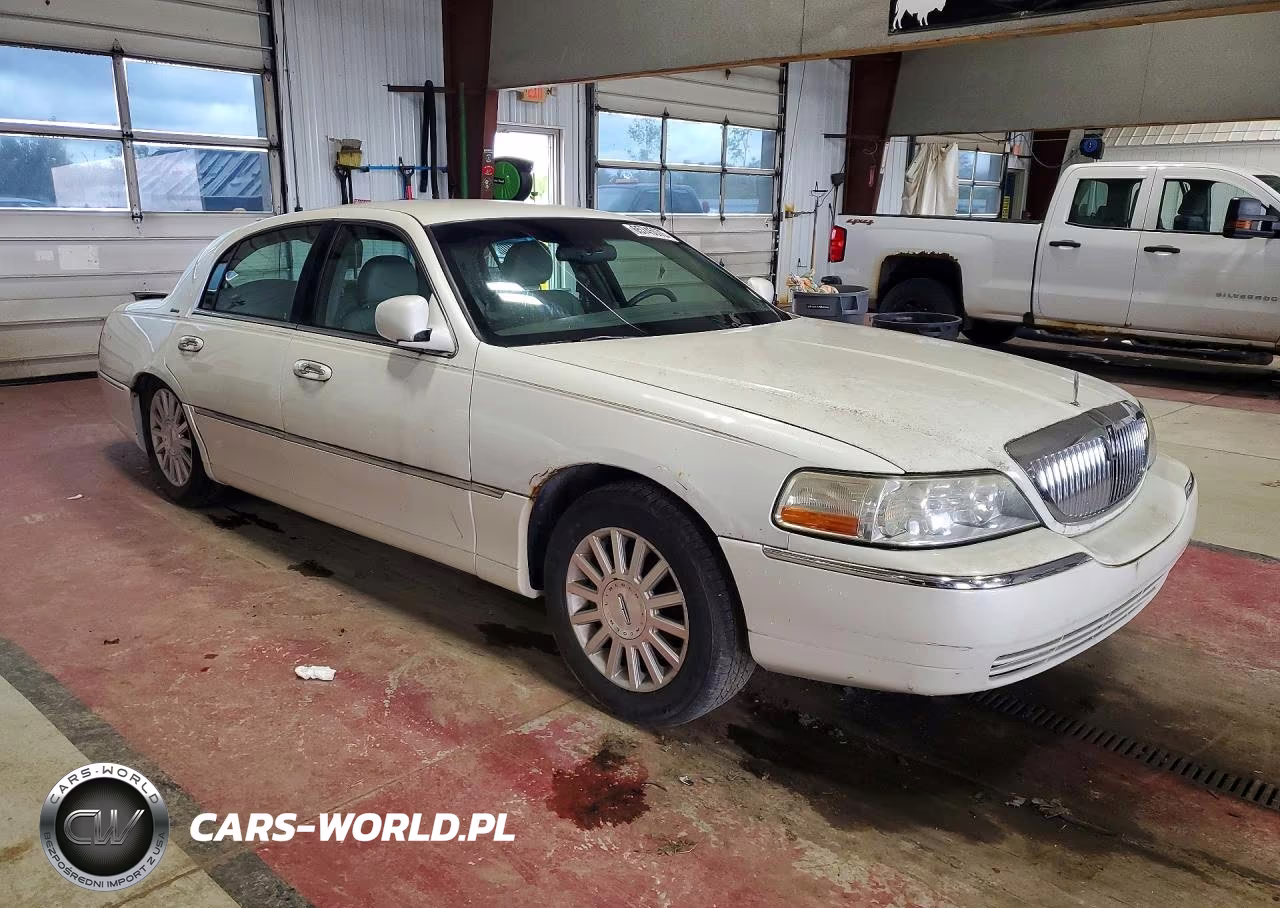 2003 Lincoln Town Car Executive VIN:1LNHM81W23Y670143 - 4