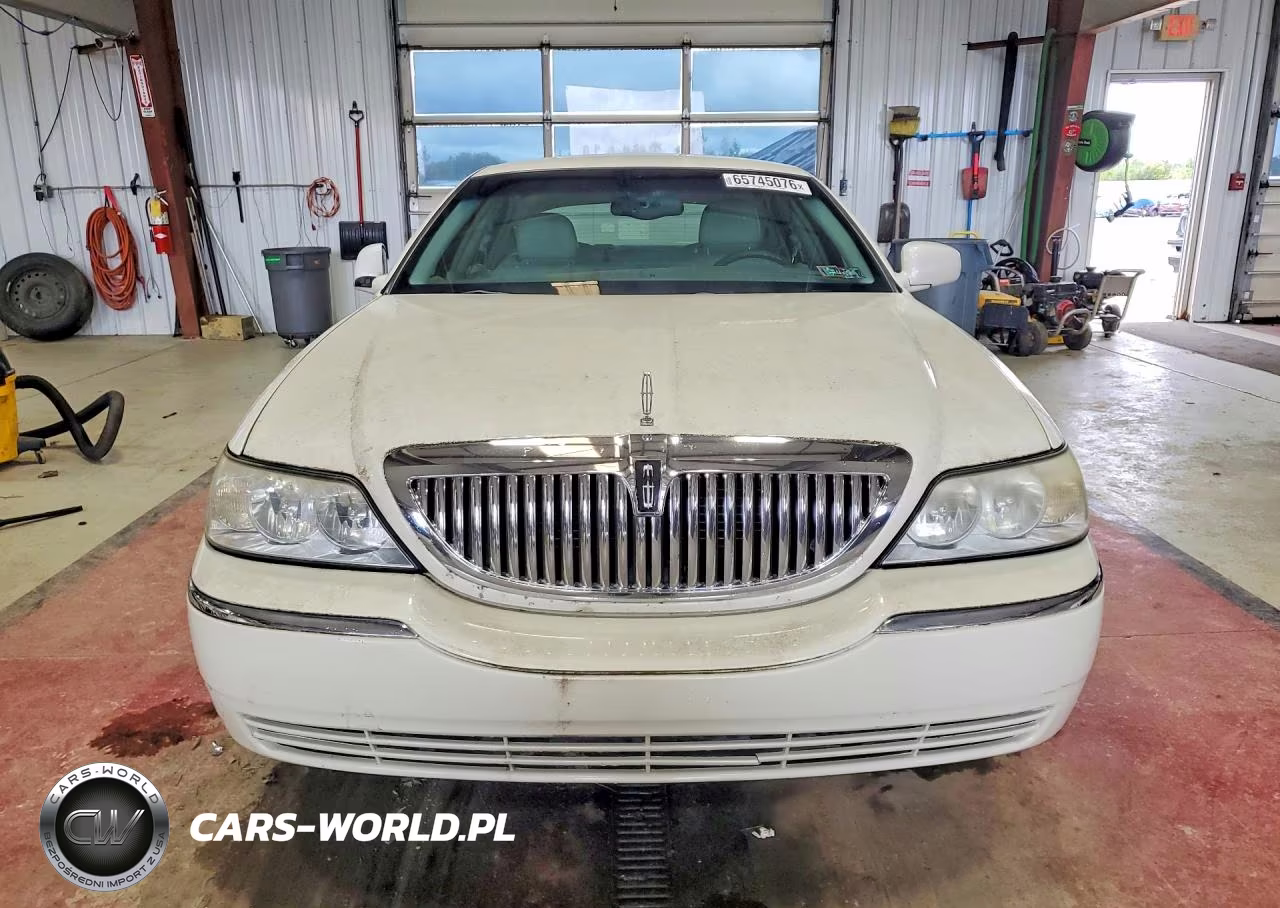 2003 Lincoln Town Car Executive VIN:1LNHM81W23Y670143 - 5