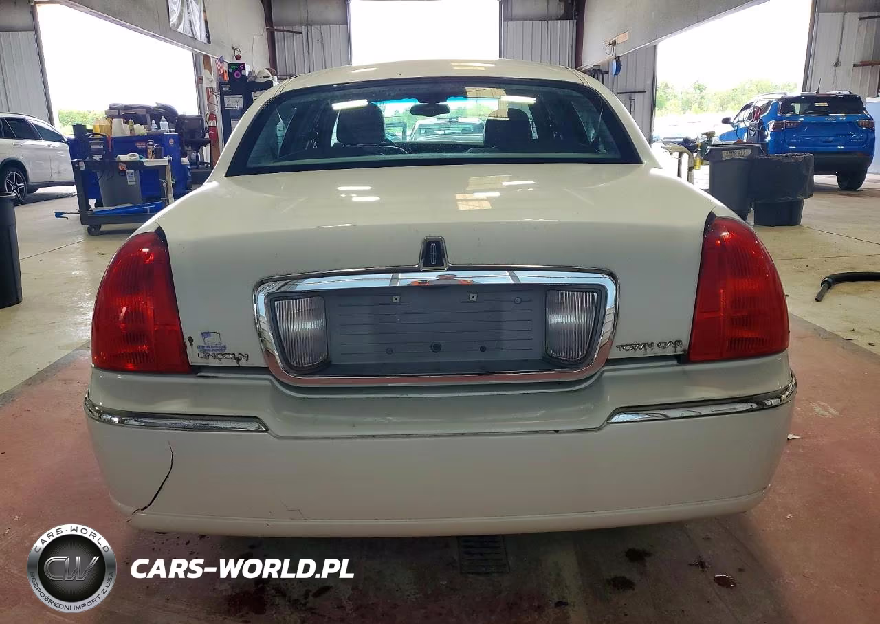 2003 Lincoln Town Car Executive VIN:1LNHM81W23Y670143 - 6