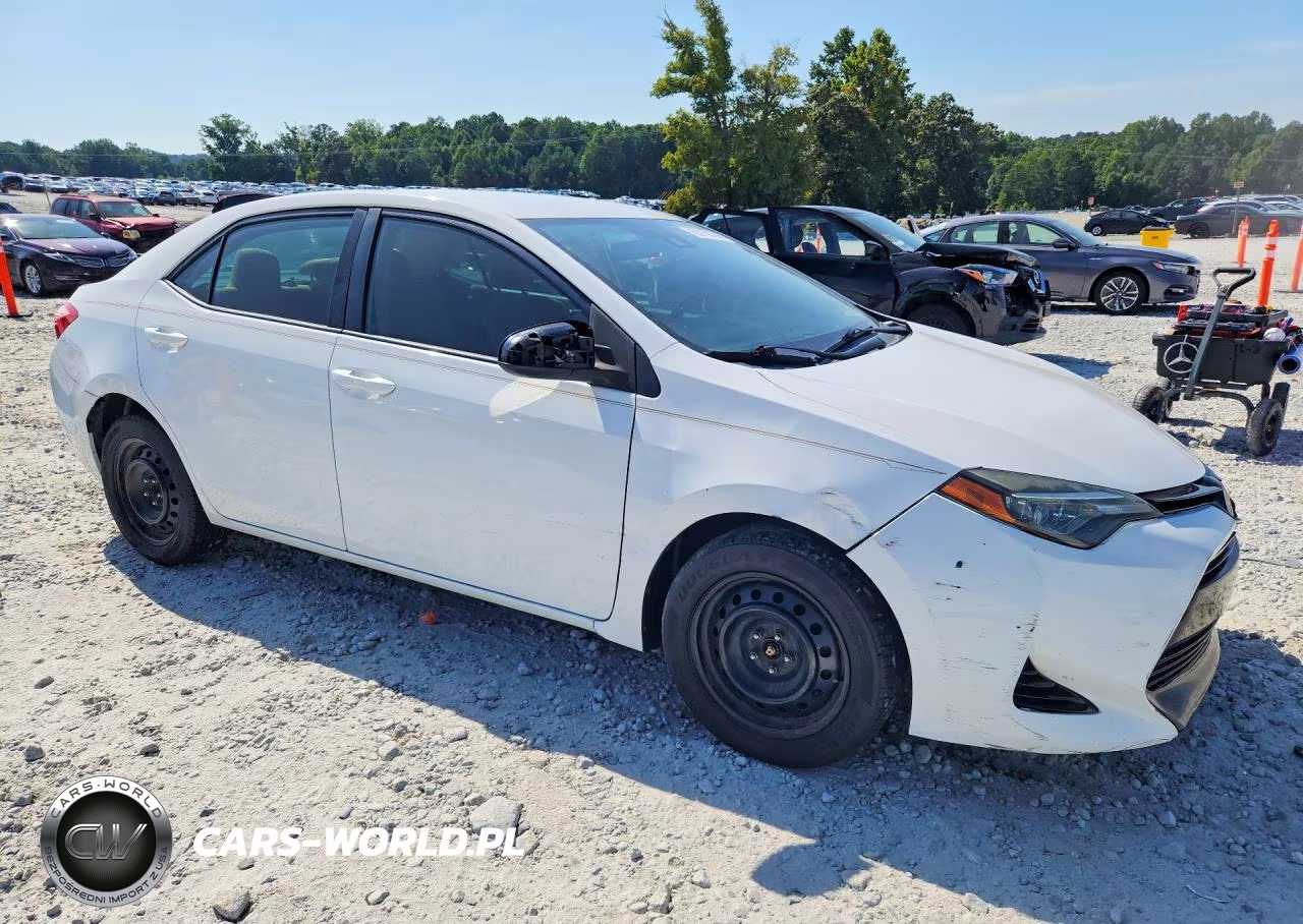 2018 Toyota Corolla Le VIN:5YFBURHE0JP847187 - 4