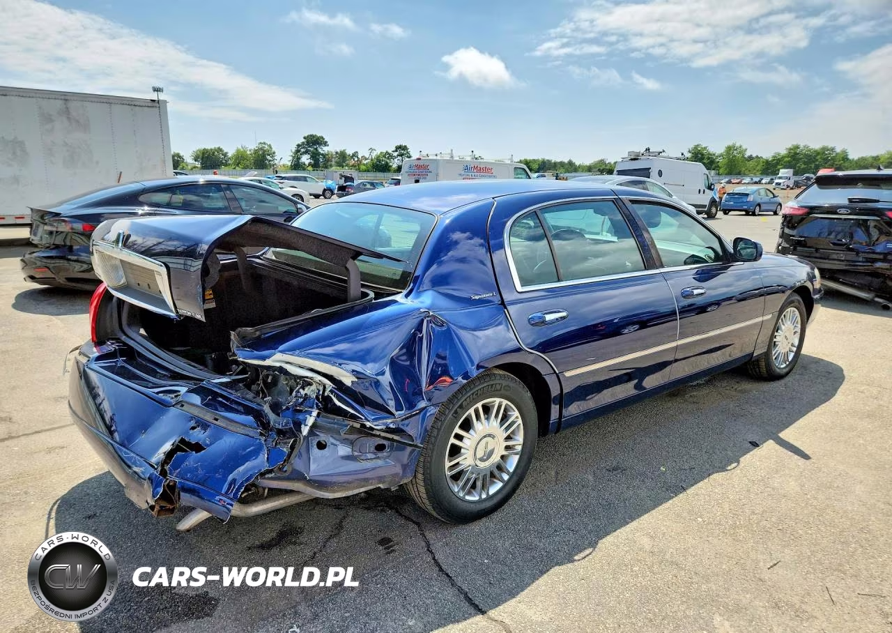 2008 Lincoln Town Car Signature Long Wheelbase VIN:2LNHM85W48X639123 - 3