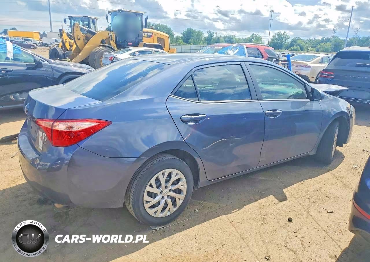 2018 Toyota Corolla Le VIN:5YFBURHE4JP745259 - 3
