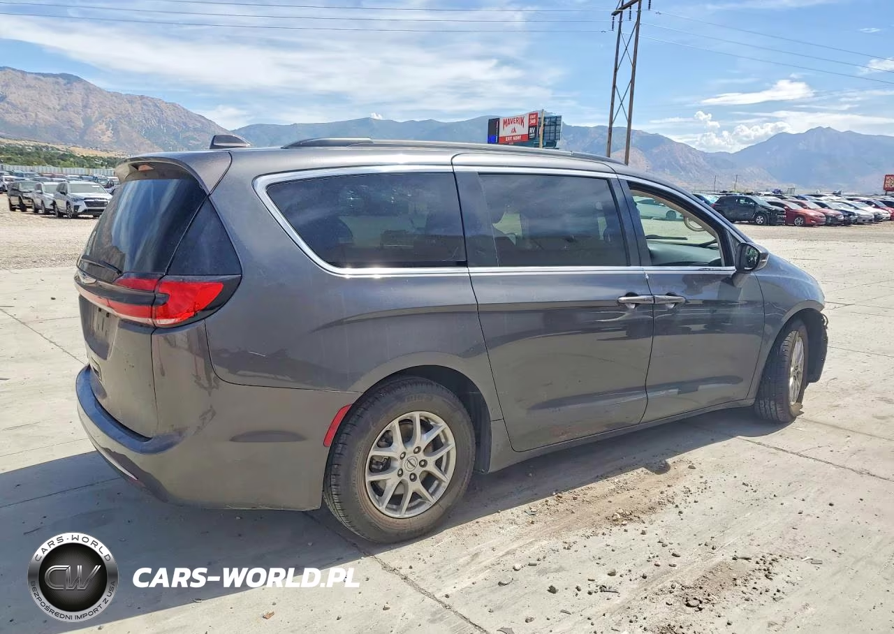 2022 Chrysler Pacifica Touring L VIN:2C4RC1BGXNR181880 - 3