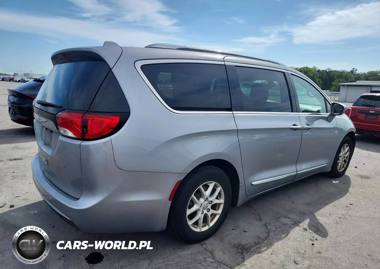 2020 Chrysler Pacifica Touring L VIN:2C4RC1BGXLR283550 - 3