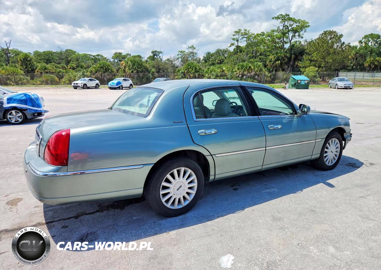 2005 Lincoln Town Car Signature VIN:1LNHM81W65Y611468 - 3