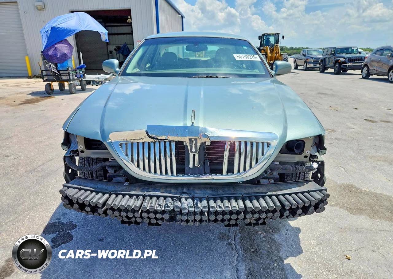 2005 Lincoln Town Car Signature VIN:1LNHM81W65Y611468 - 5